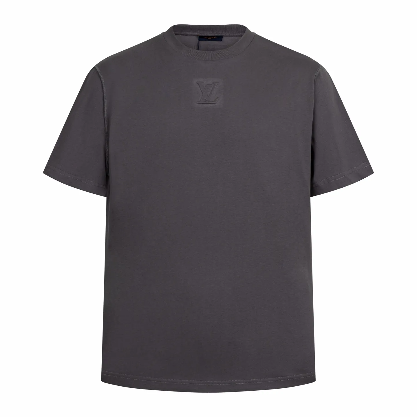 🅿️280 1v 25SS embossed short sleeves (grey) The fabric is made of 24S 185g special woven compact cotton fabric, and the rib is made of 32S 300g double yarn rib. It is woven with 24-count special compact cotton yarn. The weaving process requires high standards and requires the use of advanced looms and high-quality raw materials. Specially woven compact cotton has many advantages, such as softness and comfort, good breathability, strong wrinkle resistance, good durability, etc.; it has a tighter, softer and more delicate texture and feel. The chest logo is embroidered with a silicone backing, and a flexible silicone pad is pre-placed under the embroidery thread, giving the pattern a full three-dimensional feel and a unique soft elastic touch. It solves the stiffness problem of traditional embroidery, and enhances the visual level through the collision of materials, becoming the visual focus of integrating technology and handicrafts. The topstitching on the shoulders uses a special tension process to form flip-effect stitching, transforming the original functional stitching into a decorative element. The back-stitched cuff process accurately hides the seams on the inside, leaving only the pure outline of a complete rib. Echoing this is the mirror-image flip-stitching of the woven label on the back so that the glossy side of the label faces outwards, both of which create an inside-out design detail. Size:XS-S-M-L